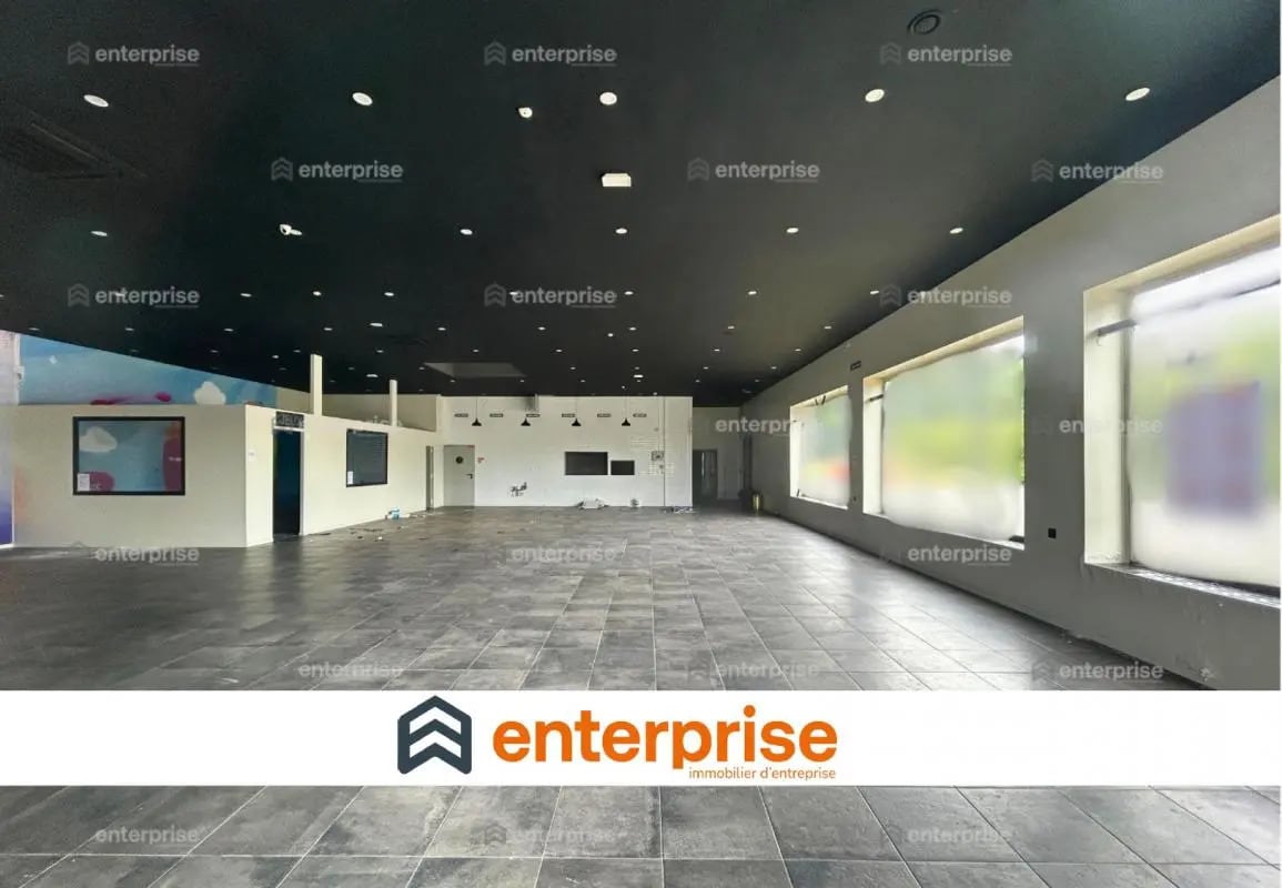 Retail in Saint-Maximin for lease Interior Photo- Image 1 of 2