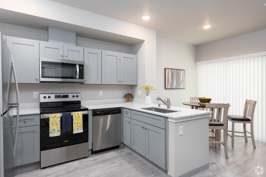 7911 Washington Blvd SW, Lakewood, WA for sale - Interior Photo - Image 2 of 25