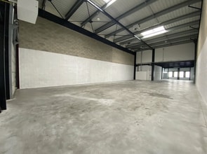 Flex in Neuville-sur-Oise for lease Interior Photo- Image 2 of 12