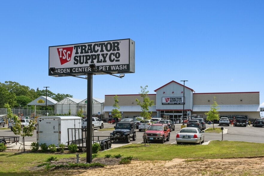 1122 W Barnes Crossing Rd, Tupelo, MS for sale - Building Photo - Image 3 of 4