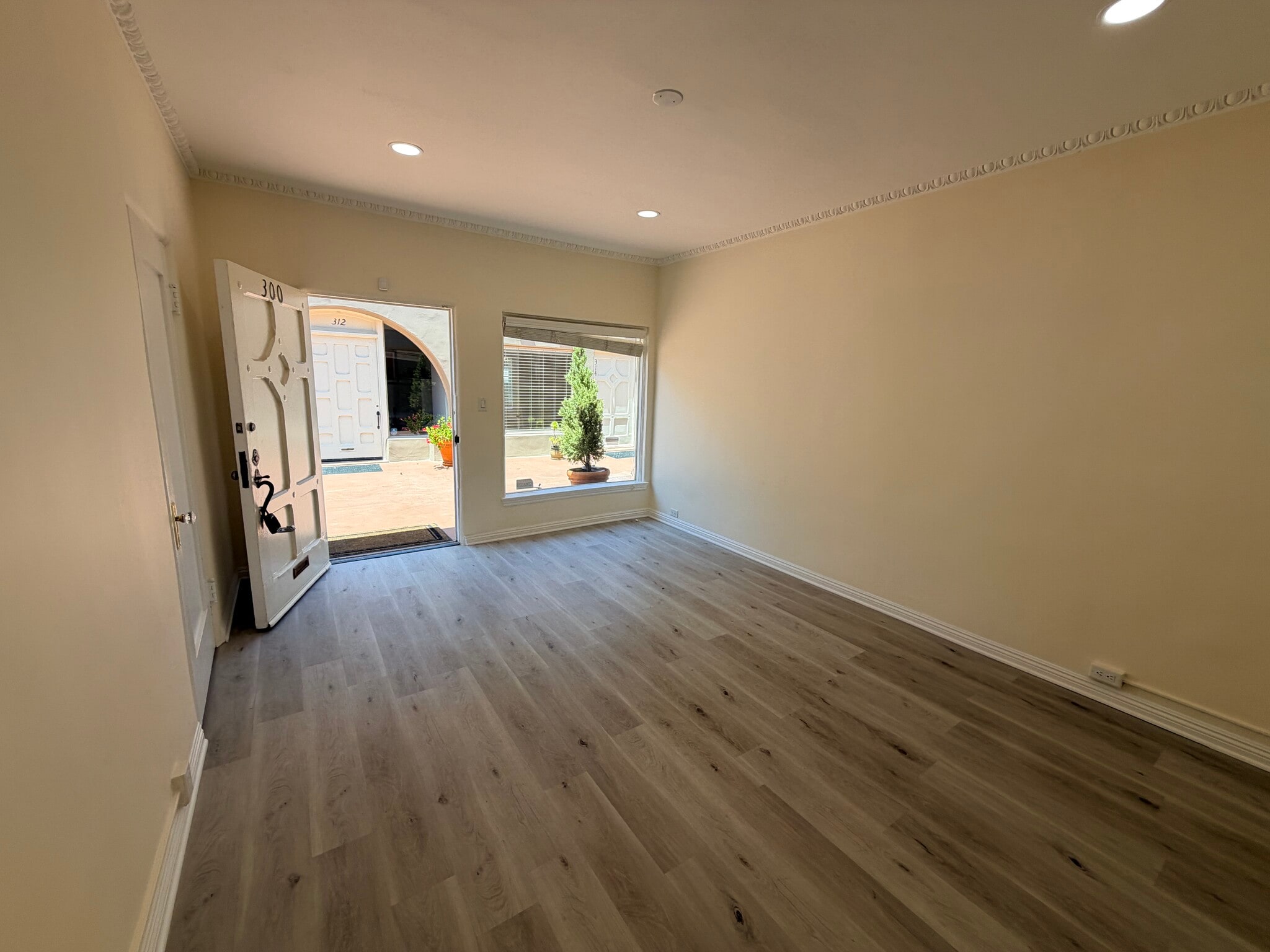9528-9546 Brighton Way, Beverly Hills, CA for lease Interior Photo- Image 1 of 7
