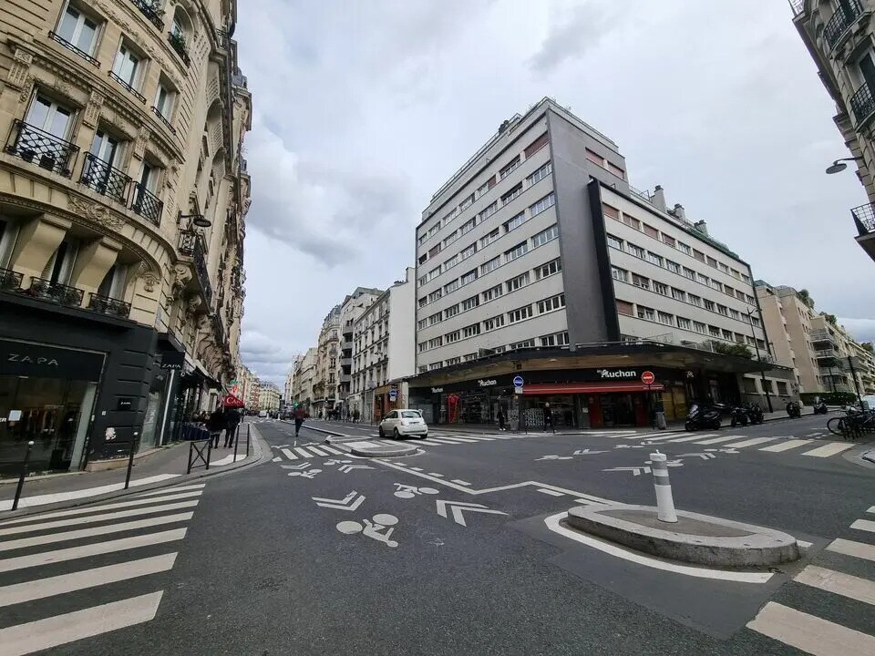Retail in Paris for sale Building Photo- Image 1 of 3