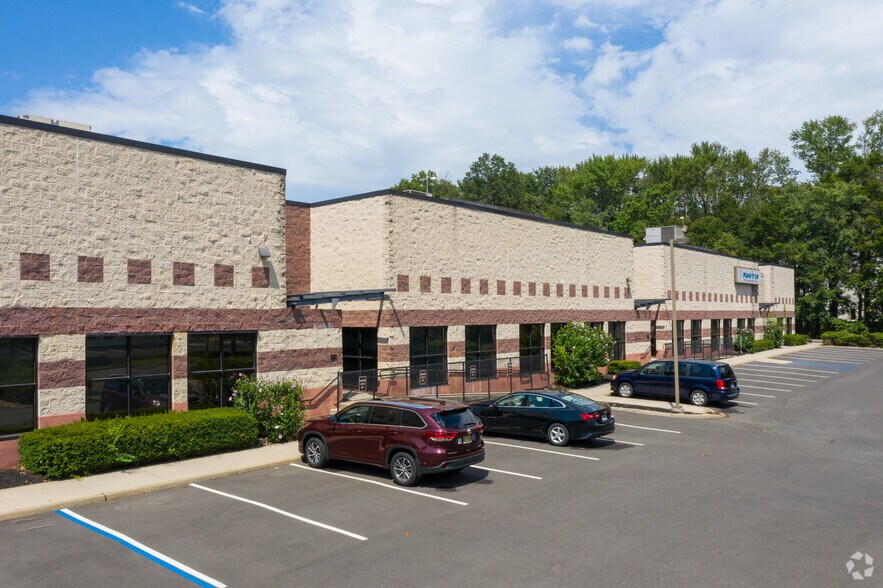 8 Commerce Way, Hamilton, NJ for lease - Primary Photo - Image 1 of 11