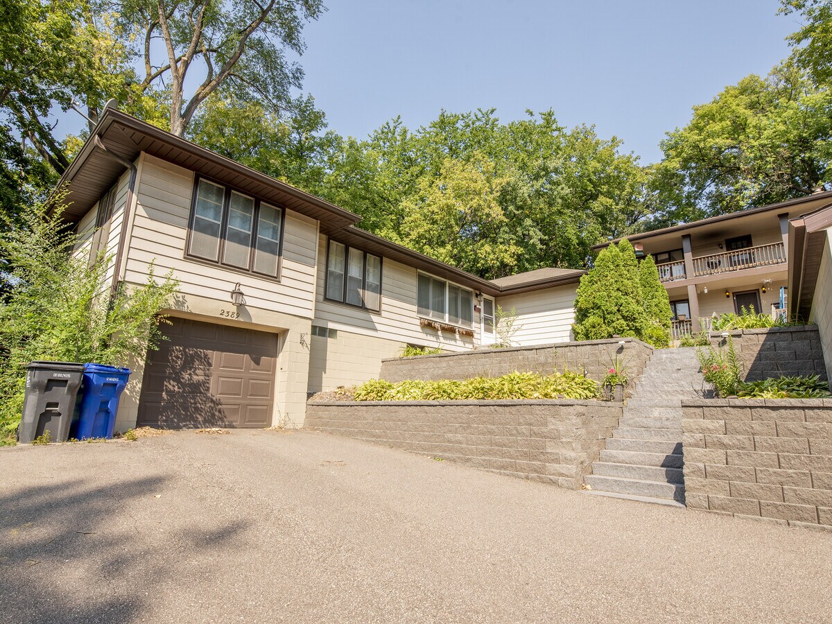 2385 Edgcumbe Rd, Saint Paul, MN 55116