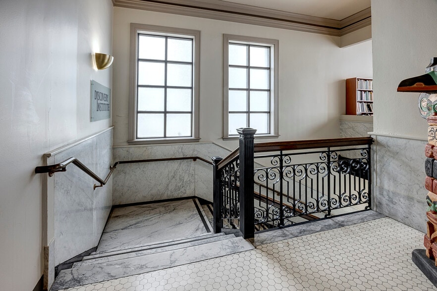 208 Columbia St, Seattle, WA for lease - Building Photo - Image 2 of 2