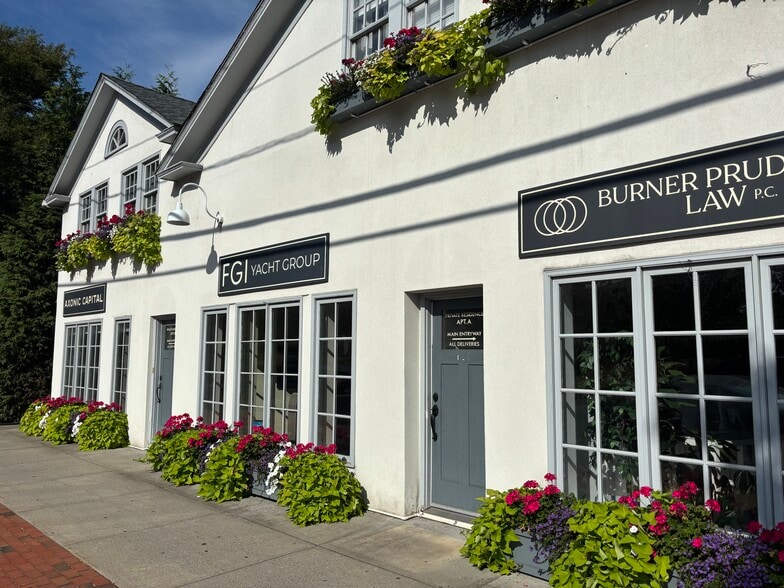 126-130 N Main St, East Hampton, NY for lease - Building Photo - Image 2 of 46