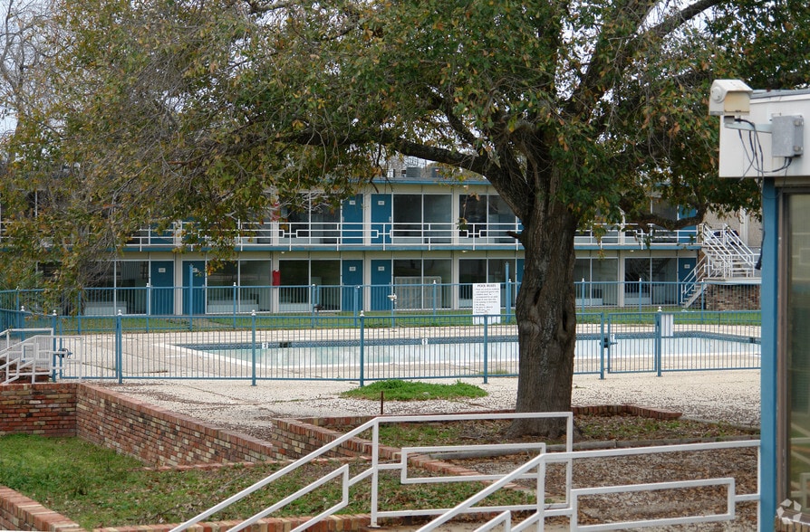 2300 S Texas Ave, Bryan, TX for sale - Building Photo - Image 2 of 12