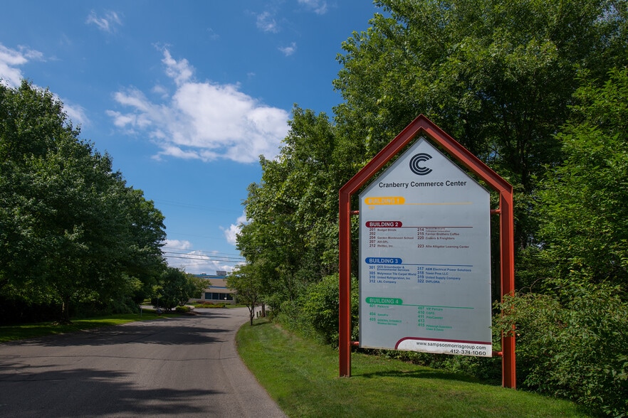 400-415 Commerce Park Dr, Cranberry, PA for lease - Building Photo - Image 3 of 6