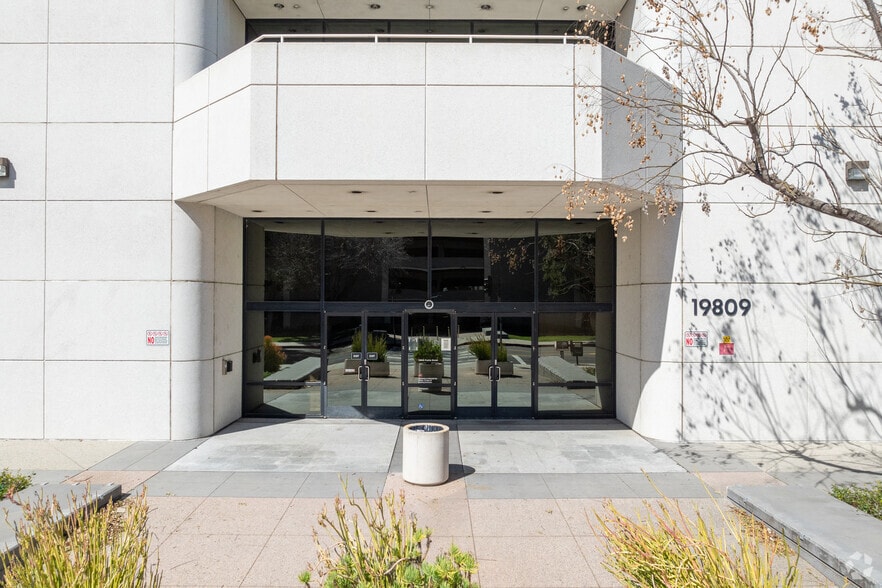 19809 Prairie St, Chatsworth, CA for sale - Building Photo - Image 3 of 8