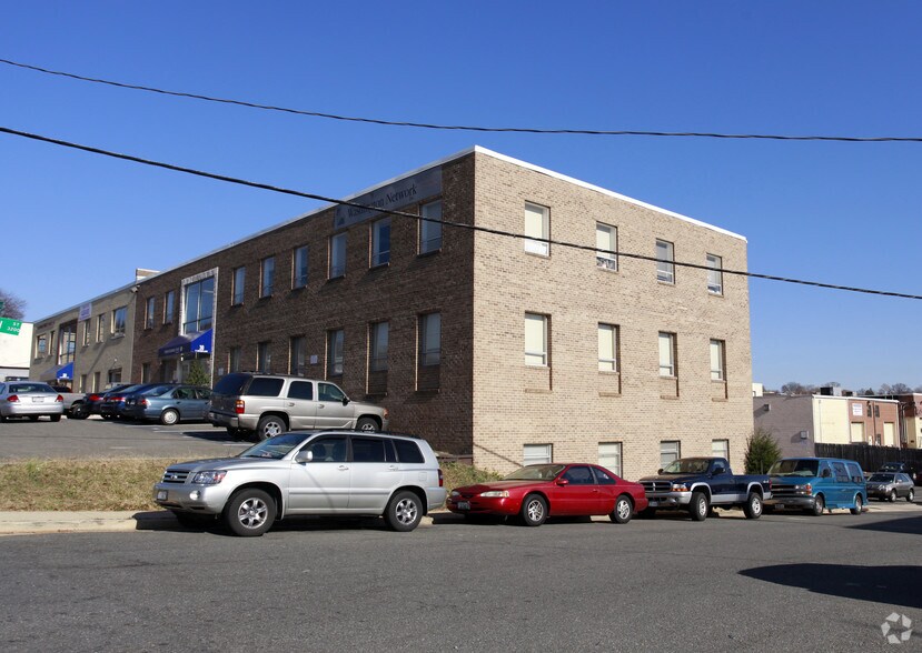 30 S Quaker Ln, Alexandria, VA 22314