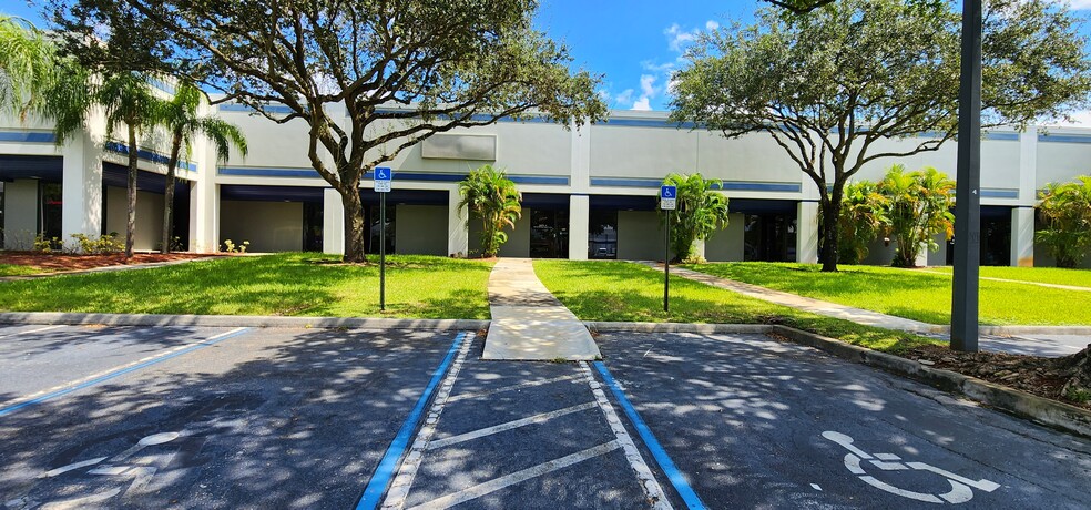 11801 NW 100th Rd, Medley, FL for lease - Building Photo - Image 3 of 3