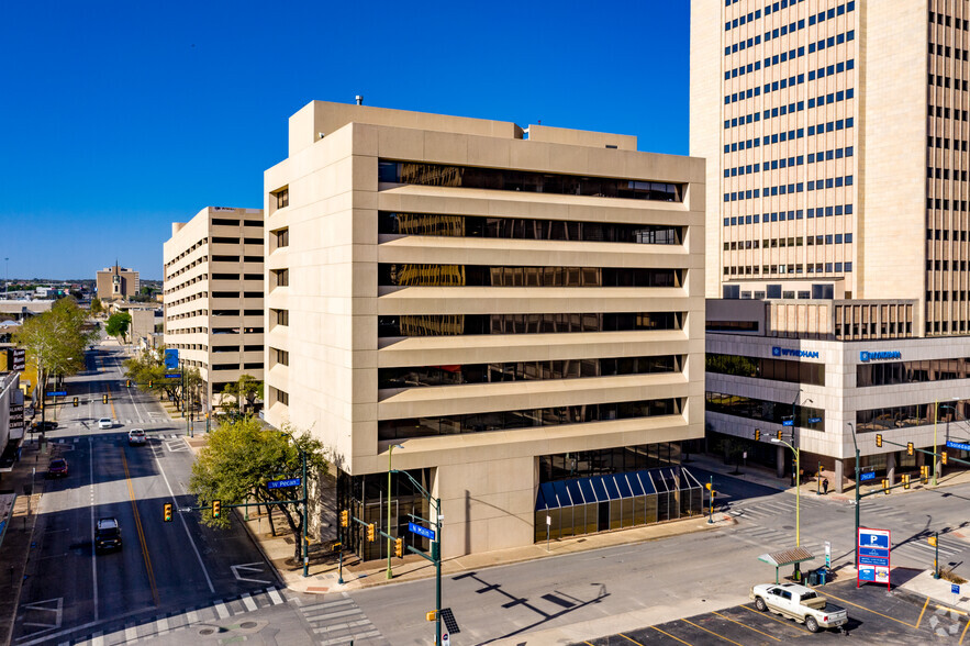 425 Soledad St, San Antonio, TX for lease - Building Photo - Image 1 of 9