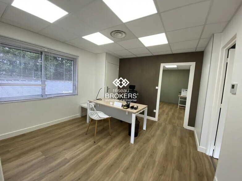 Retail in Crolles for sale - Interior Photo - Image 2 of 5