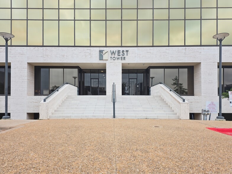 1341 W Mockingbird Ln, Dallas, TX for lease - Interior Photo - Image 3 of 15