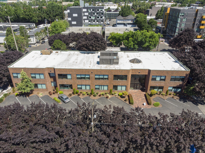 975 SE Sandy Blvd, Portland, OR for lease - Building Photo - Image 1 of 38