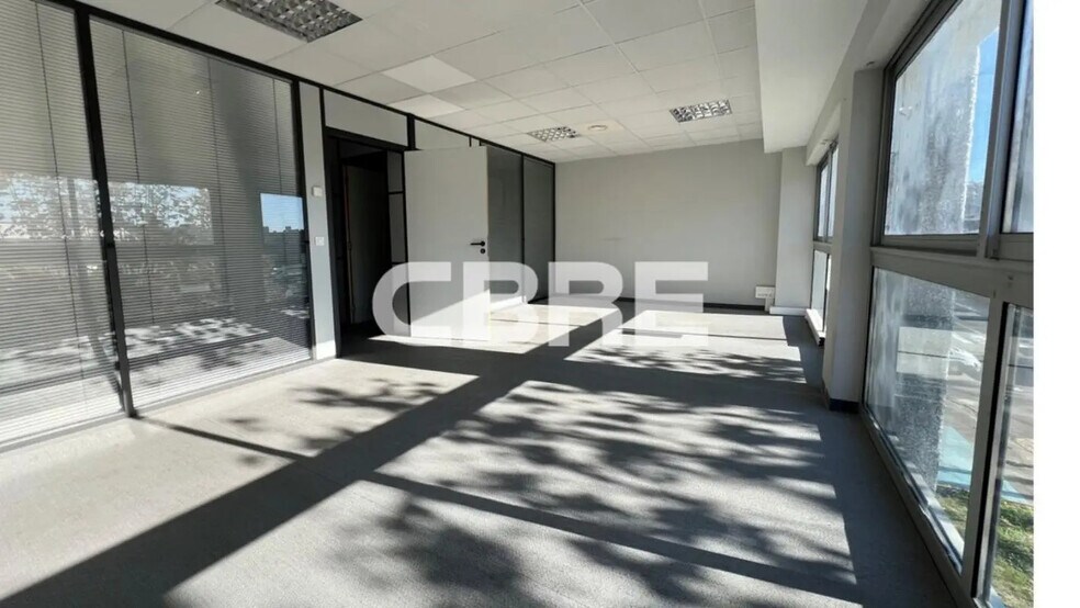Office in Saint-Laurent-du-Var for lease - Interior Photo - Image 1 of 12