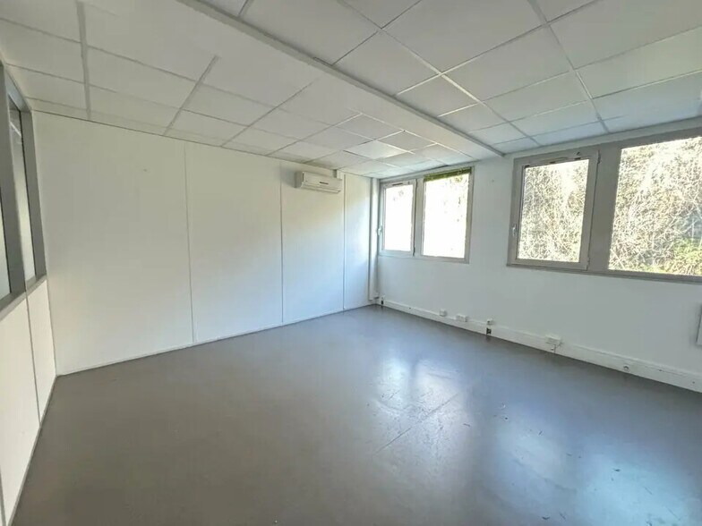 Flex in Marseille for lease - Building Photo - Image 3 of 23