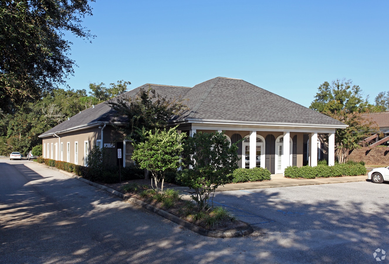 1050 Hillcrest Rd, Mobile, AL 36695