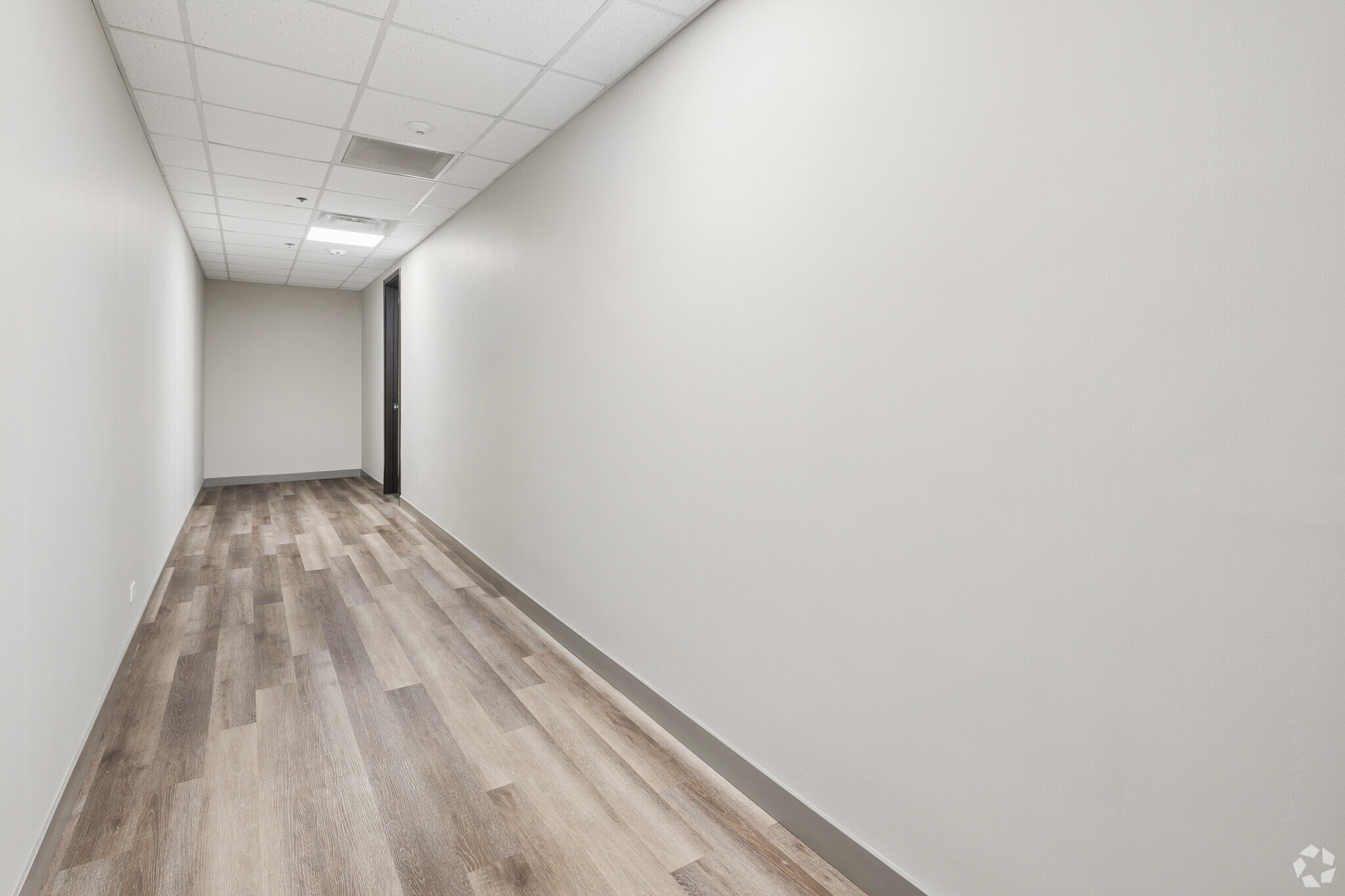 9950 Lawrence Ave, Schiller Park, IL for lease Interior Photo- Image 1 of 4