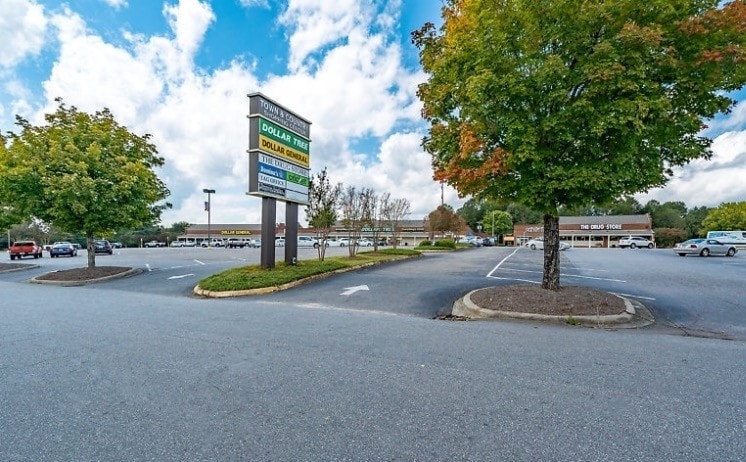 626-658 Center Dr, Lincolnton, NC for lease - Building Photo - Image 3 of 3