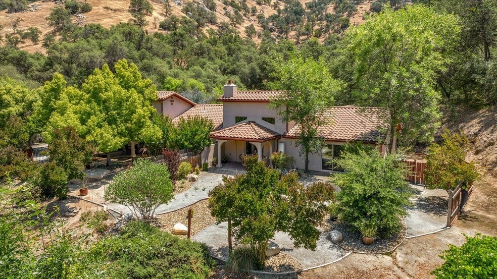29673 Rock Creek Dr, Three Rivers, CA for sale - Building Photo - Image 2 of 34
