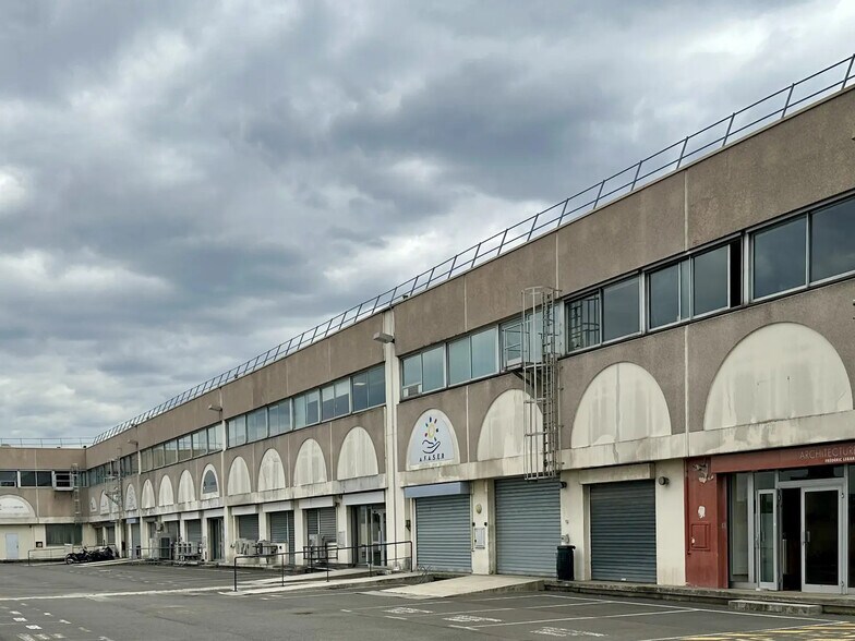 Flex in Ivry-sur-Seine for sale - Building Photo - Image 1 of 7
