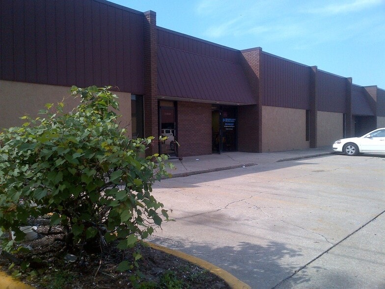 33830-33890 Groesbeck Hwy, Clinton Township, MI for lease - Building Photo - Image 2 of 4