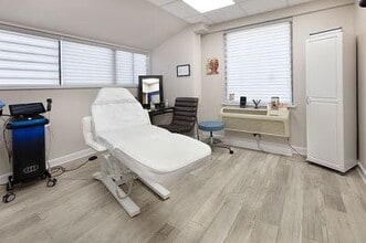 502 W Maple Ave, Vienna, VA for sale Interior Photo- Image 2 of 8