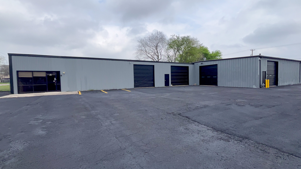 205 W Byrd Blvd, Universal City, TX for lease - Building Photo - Image 3 of 15