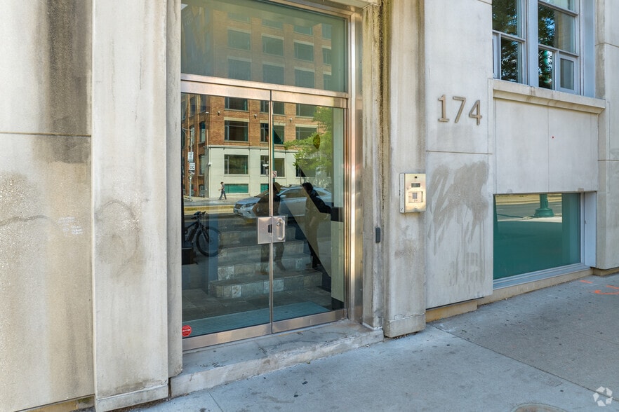 174 Spadina Ave, Toronto, ON for sale - Building Photo - Image 1 of 1