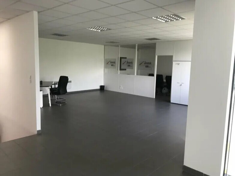 Flex in Stains for lease - Interior Photo - Image 2 of 5