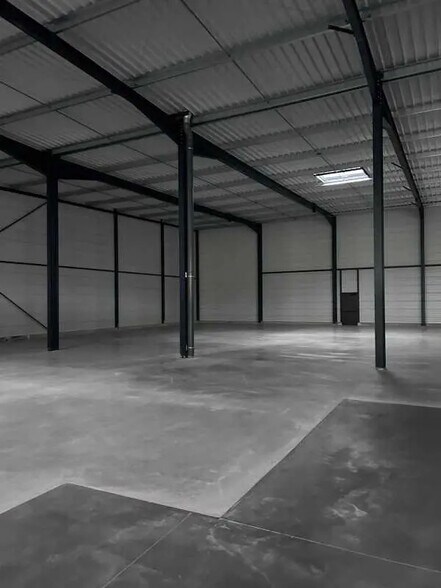 Office in Miribel for lease - Building Photo - Image 1 of 11