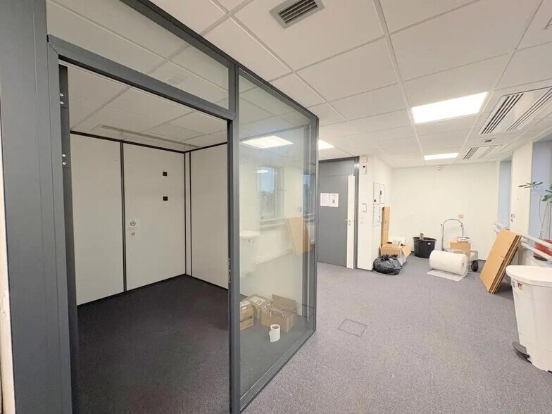 Office in Maisons-Laffitte for lease - Interior Photo - Image 3 of 15