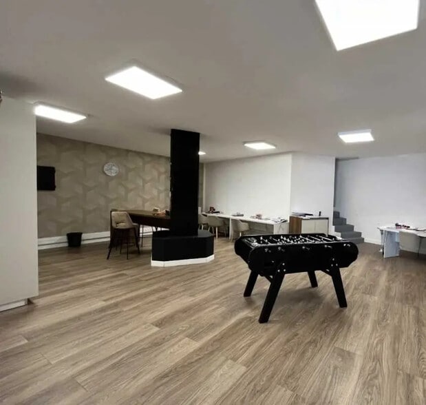 Retail in Saint-Quentin for lease - Building Photo - Image 3 of 4