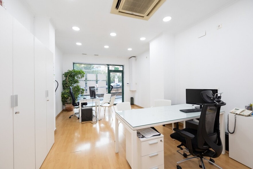 Retail in Granada for sale - Interior Photo - Image 3 of 15