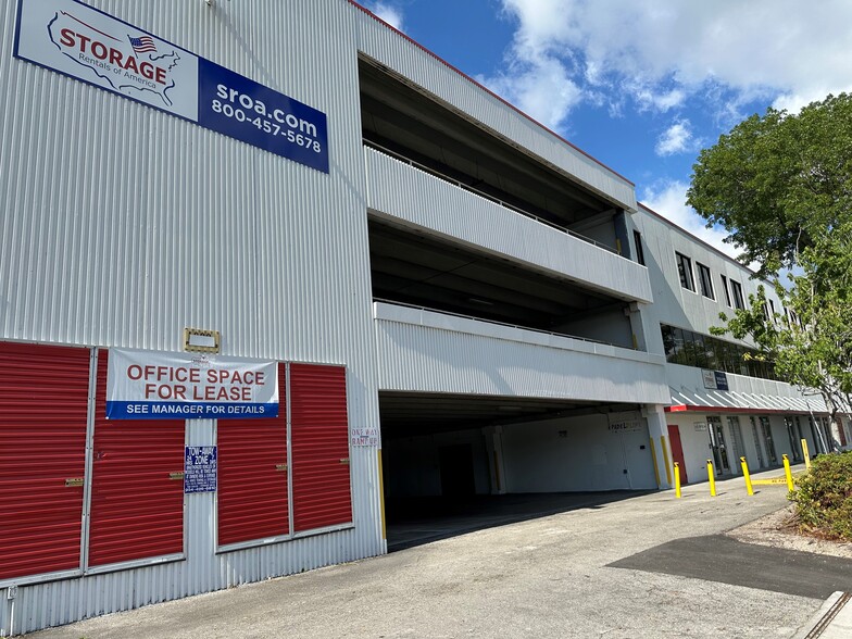 1000 W Pembroke Rd, Hallandale Beach, FL for lease - Building Photo - Image 3 of 6