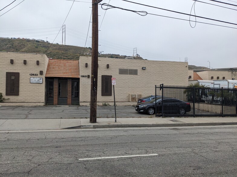 12621-12627 Foothill Blvd, Sylmar, CA for lease - Building Photo - Image 1 of 4