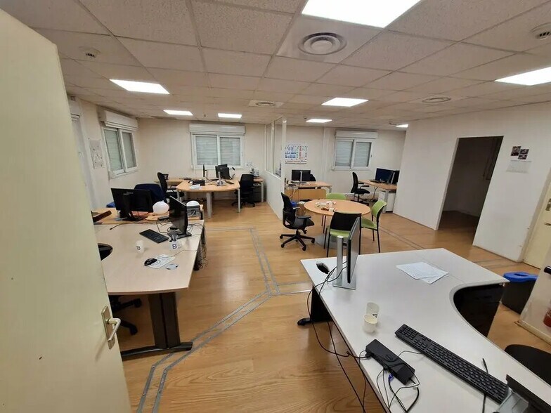 Office in Chassieu for lease - Interior Photo - Image 1 of 7