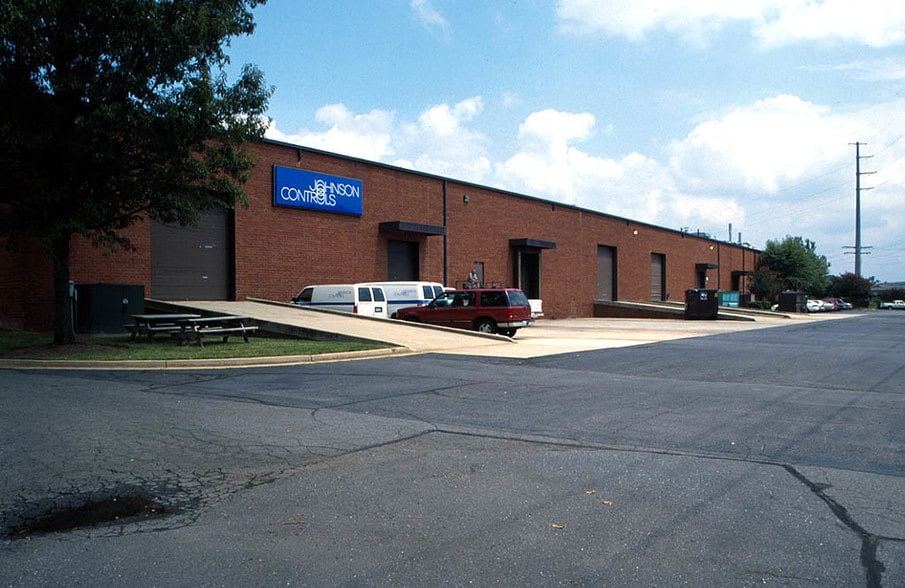 9844 Southern Pine Blvd, Charlotte, NC for lease - Building Photo - Image 2 of 6