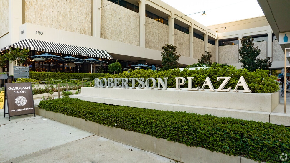 116-120 N Robertson Blvd, West Hollywood, CA for lease - Building Photo - Image 1 of 7