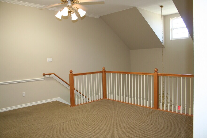 1601 W Henderson St, Cleburne, TX for lease - Interior Photo - Image 2 of 20