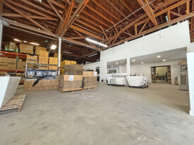 w/ high-end finishes, 3 roll-up doors - Warehouse