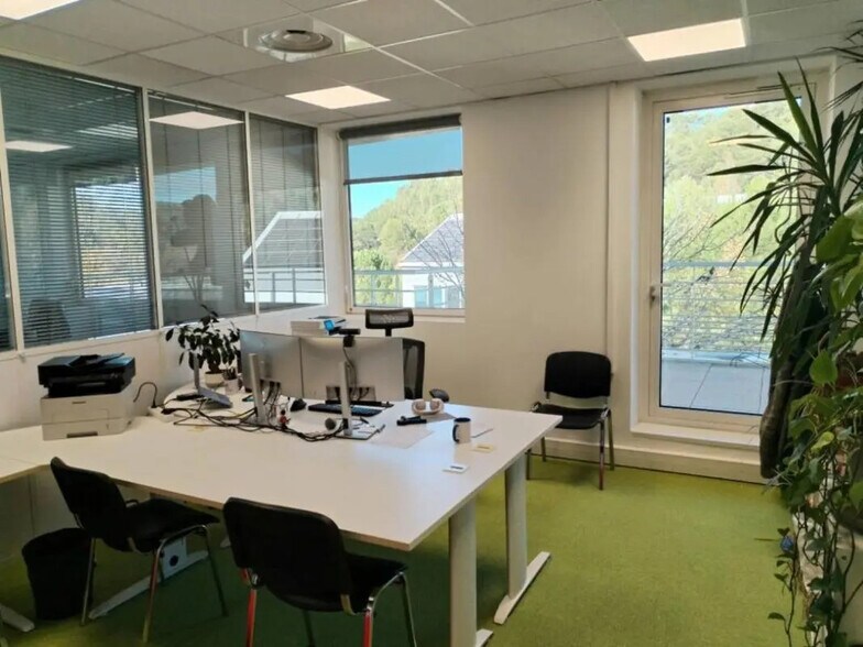 Office in Meyreuil for lease - Building Photo - Image 2 of 8