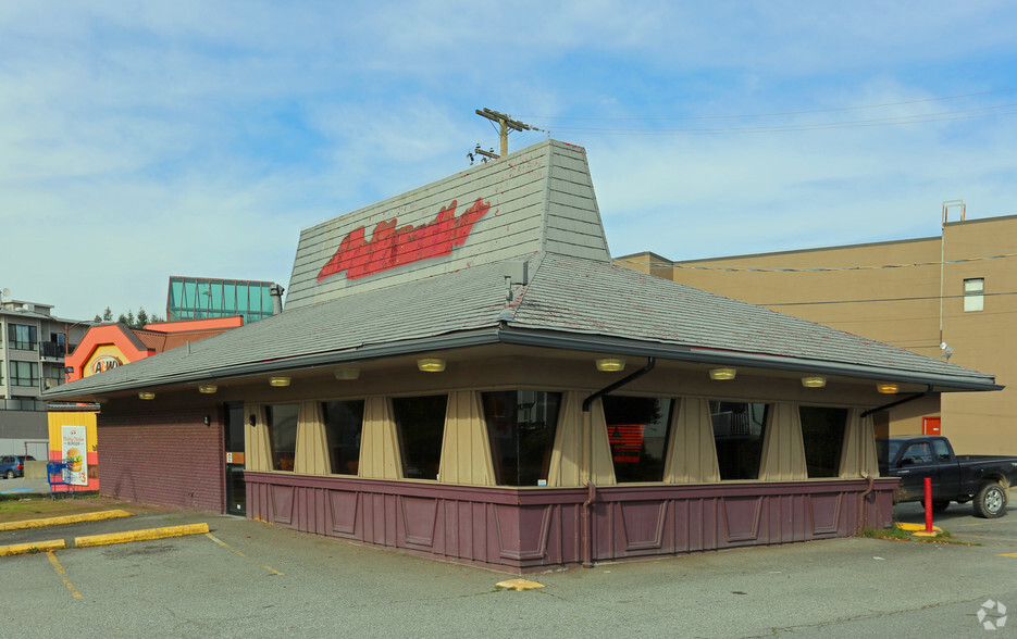 906 Marine Dr, North Vancouver, BC for lease - Building Photo - Image 1 of 4