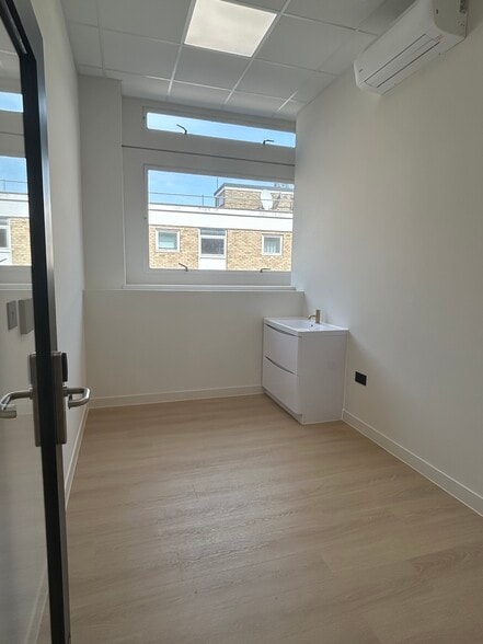 209 Old Marylebone Rd, London for lease - Interior Photo - Image 2 of 9