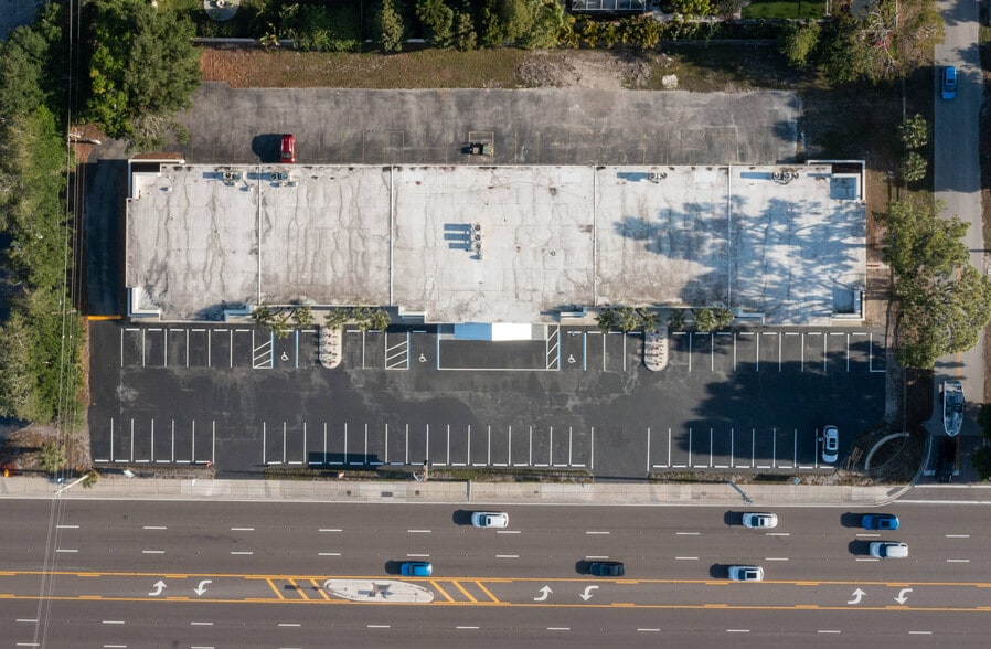 3801 Bee Ridge Rd, Sarasota, FL for lease - Building Photo - Image 3 of 15