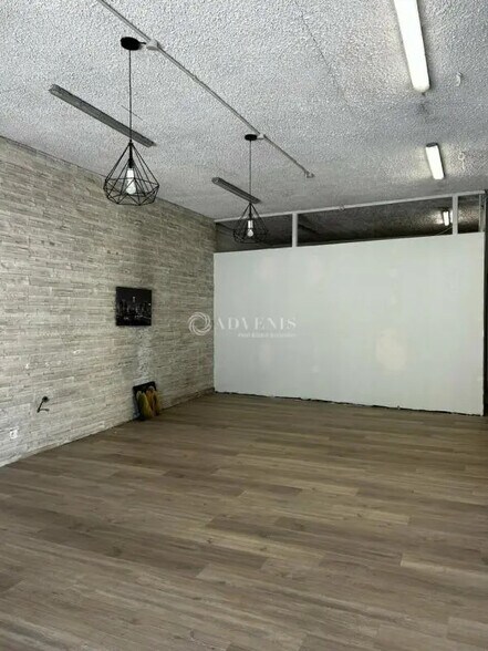 Retail in Lézignan-Corbières for lease - Interior Photo - Image 2 of 4