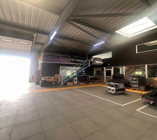 Office in Montrabé for lease - Interior Photo - Image 3 of 19