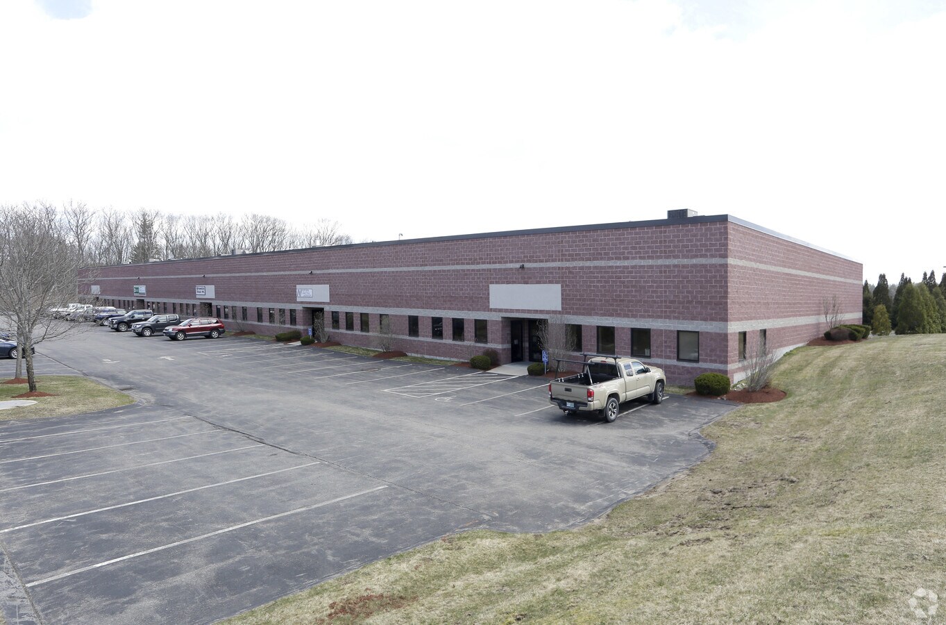 13 Delta Dr, Londonderry, NH 03053