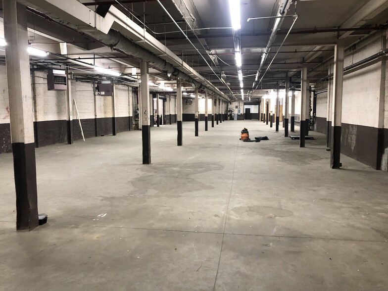 52-08 Grand Ave, Maspeth, NY for lease - Interior Photo - Image 3 of 3